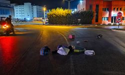 İnegöl’de otomobil kaldırıma çarptı, eşyalar yola saçıldı