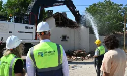 Karacabey’de metruk eski okul lojmanı kontrollü şekilde yıkıldı