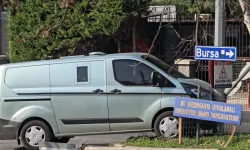 Mudanya’da zırhlı banka aracı elektrik direğine çarptı