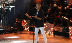 Özcan Deniz Bursa konserinde seyirciyle “ayrılık” yoklaması yaptı