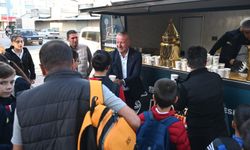 Karacabey’de öğrencilere sıcak çorba ikramı: “Çorba Bizden” yoğun ilgi görüyor