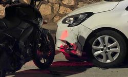 Bursa Mudanya’da motosiklet park halindeki otomobile çarptı