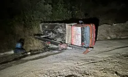 Bursa’da iş makinesi devrildi: Sürücü cam kırılarak kurtarıldı