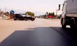 Bursa'da kırmızı ışık ihlali yapan cipe çarpan motosiklet tırın altına savruldu