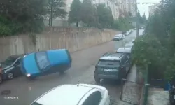 Bursa’da otomobil park halindeki araçlara çarpıp ters döndü
