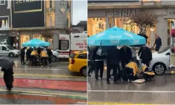Bursa’da otomobilin çarptığı yaralı yayaya şemsiyeli yardım