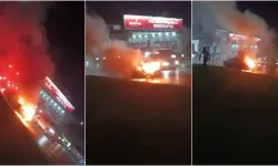 Bursa’da seyir halindeki otomobilin motor kısmı alev aldı