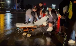 Bursa’da yağışlı yolda motosiklet devrildi: Sürücünün tavırları dikkat çekti