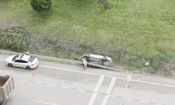 Bursa’da yağışlı yolda otomobil yan yattı