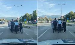 Bursa’da yakıtı biten aracı zabıta ekipleri 2 kilometre itti