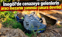 İnegöl’de cenazeye gelenlerin aracı mezarlık yanında çukura devrildi
