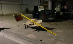İnegöl’de kontrolden çıkan otomobil kaldırıma çıktı: Sürücü yaralandı