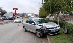İnegöl’de otomobil 3 araca çarptı: Kaza anı kamerada