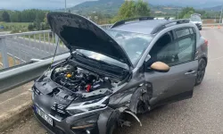 İnegöl’de otomobil bariyerlere çarptı: 2 yaralı