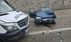 Mudanya’da yağış sebebiyle otomobil minibüsle çarpıştı, 2 kişi yaralandı