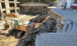 Bursa'da okulun bahçesi çöküyor