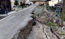 Rize’de sel felaketi! Yol 60 santimetre çöktü, mahalleli geceyi nöbetle geçirdi