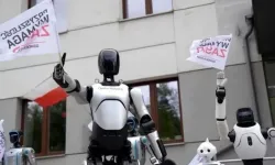 Robotlar Sokağa Çıktı! Polonya’da Yapay Zeka Ve İş Gücü İçin “Kurallar İstiyoruz” Eylemi