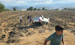 İnegöl Akhisar’da otomobil tarlaya uçtu: Sürücü hastaneye gitmedi