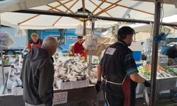 İnegöl’de balık tezgâhları hareketlendi işte fiyatlar