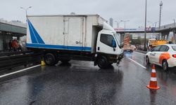 İstanbul E-5’te Kamyonet Metrobüs Bariyerlerine Çarptı! Trafik Durma Noktasına Geldi