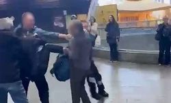Mecidiyeköy Metrobüs Durağı'nda Kavga! Güvenlik Görevlisinin Tekme Attığı Anlar Kamerada
