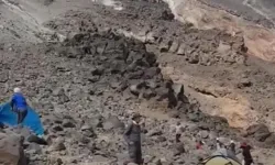 Ağrı Dağı’nda dağcıların üzerine kayalar düştü: Son anda kurtuldular