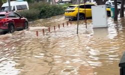 Alanya’yı sağanak vurdu! Evleri su bastı, pazarcılar zor anlar yaşadı