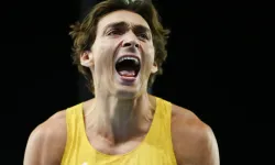 Armand Duplantis 2027 salon sezonunu pas geçecek