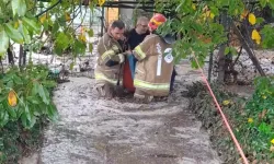 Bursa İznik'te Sel Baskını! Evlerinde Mahsur Kalan 3 Kişi Kurtarıldı