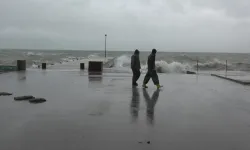 Bursa Mudanya'da Dev Dalgalar Sahili Vurdu! Denizle Kara Birleşti
