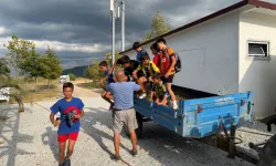 Bursa'da 71 yaşındaki eski sporcudan örnek davranış! Çocukları traktörle taşıyıp ücretsiz eğitim veriyor