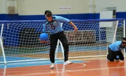 Bursa'da basketbolcular gözlerini kapatıp sahaya çıktı! Bu kez goalball oynadılar