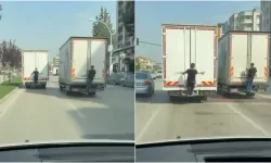 Bursa'da kamyonların arkasına tutunan gençlerden tehlikeli yolculuk!