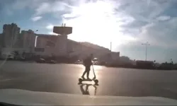 Bursa'da kırmızı ışıkta kavşağa giren scooter sürücüsü kazadan son anda kurtuldu!