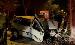 Bursa’da otomobil duvara çarptı: Sürücü araçta sıkıştı