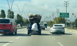 Bursa'da pes dedirten görüntü! Otomobilin üzerinde kartonlarla trafiğe çıktı