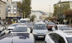 Bursa'da sabah namazı yoğunluğu trafiği kilitledi! 3 şeritli yol tek şeride düştü