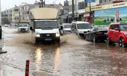 Bursa'da sağanak hayatı felç etti! Evlerinin önünden balık tuttular