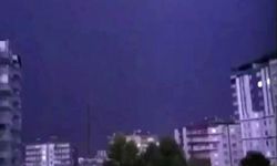 Diyarbakır'da iki apartmana yıldırım düştü! Binalarda hasar oluştu