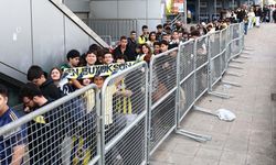 Fenerbahçe’nin yıldızını görmek için yüzlerce metrelik kuyruk oluştu