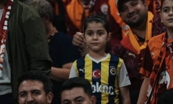 Galatasaray-Fenerbahçe derbisinde tribünlerin en anlamlı görüntüsü! Baba Galatasaraylı, kızı Fenerbahçeli