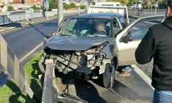 İnegöl'de Avarlar Kavşağı girişinde otomobil bariyere çarptı: 2 yaralı