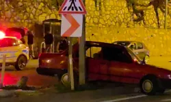 İnegöl’de kontrolden çıkan otomobil elektrik direğine çarptı