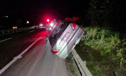 İnegöl’de otomobil bariyerlere çarptı