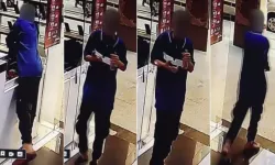 İnegöl'de telefon mağazasından hırsızlık! Rahat tavırları kameraya yansıdı