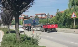 İnegöl’de TIR’daki Armut Kasaları Devrildi, Yol Trafiğe Kapatıldı