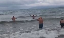 İznik Gölü'nde soğuğa ve dalgalara inat böyle yüzdüler