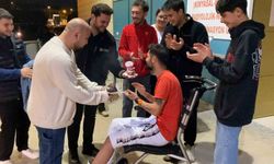 Kaza geçirdi, hastanede doğum günü pastası kesti
