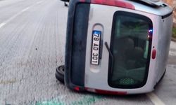 Önce refüje ardından otomobile çarparak devrildi: 1 yaralı